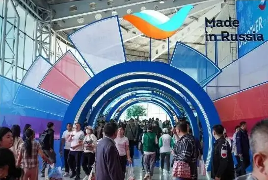 出去旅游哪里放包好呢